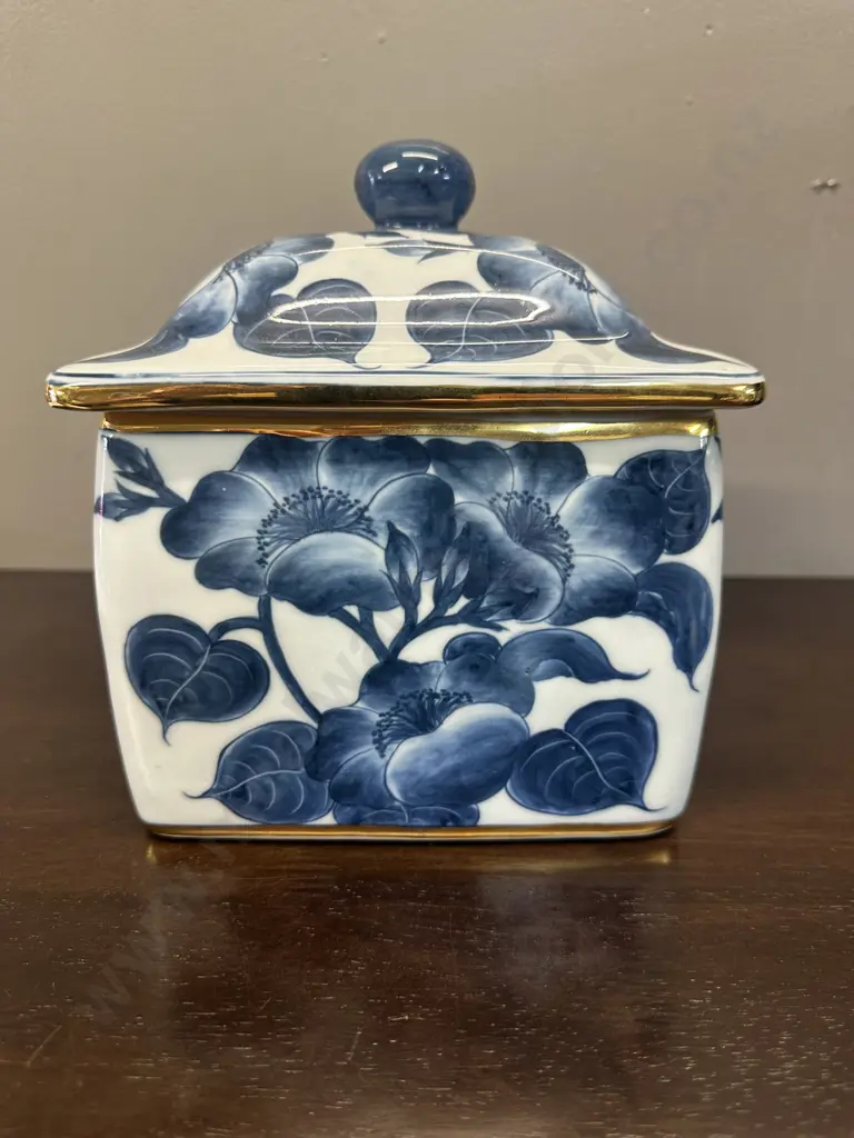 Chinoisere Style Blue & White Lidded Floral & Gilt Lidded Jar Image 1++