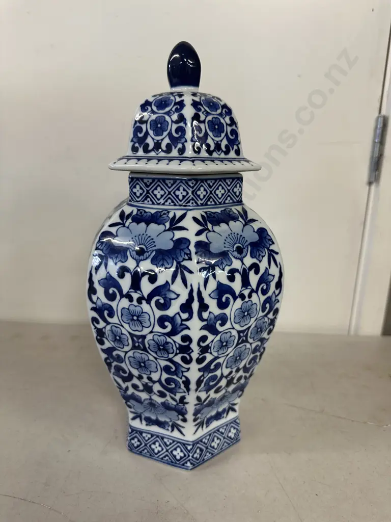 Blue & White Lidded Ginger Jar H35cm. Image 1++