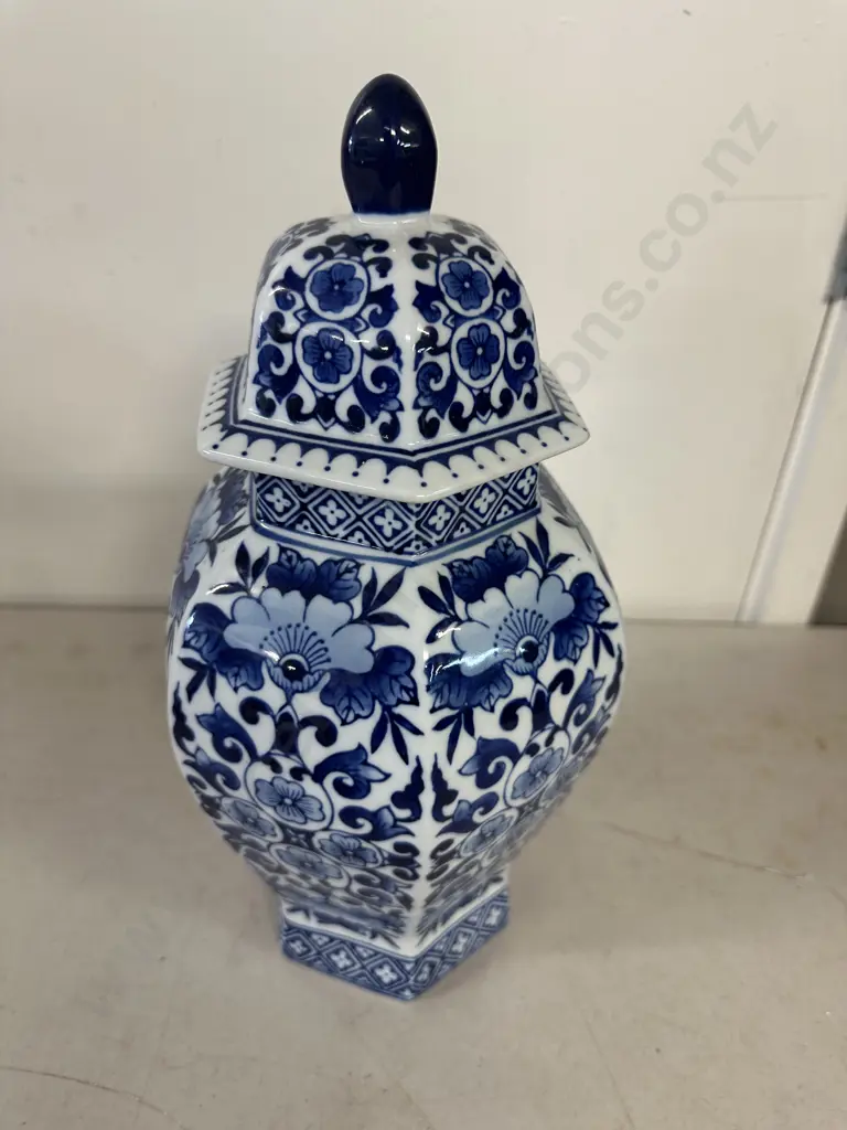 Blue & White Lidded Ginger Jar H35cm. Image 1++