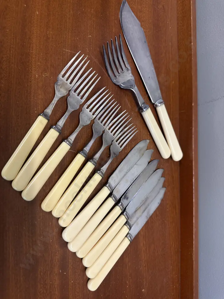 Sheffield Fish Cutlery Knives, Forks & Serving Knife & Fork Image 1++