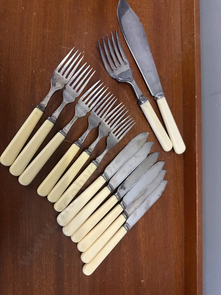 Sheffield Fish Cutlery Knives, Forks & Serving Knife & Fork Image 1++