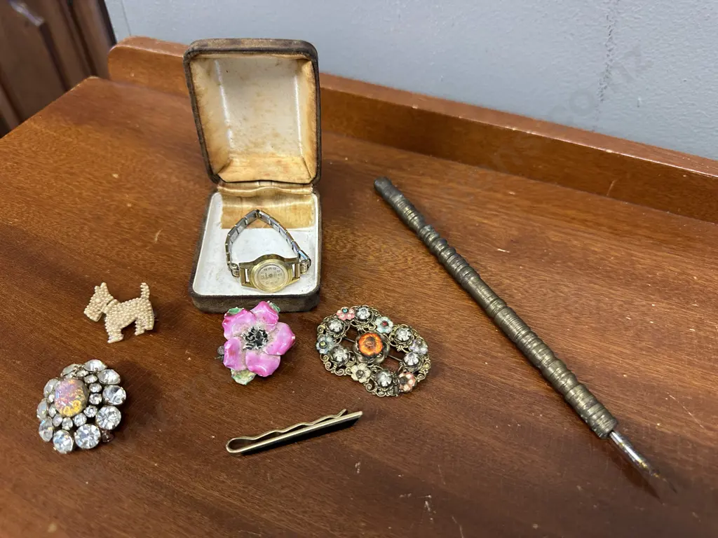 Vintage Items Including Brooches, Tie Pin, Watch Etc Image 1++