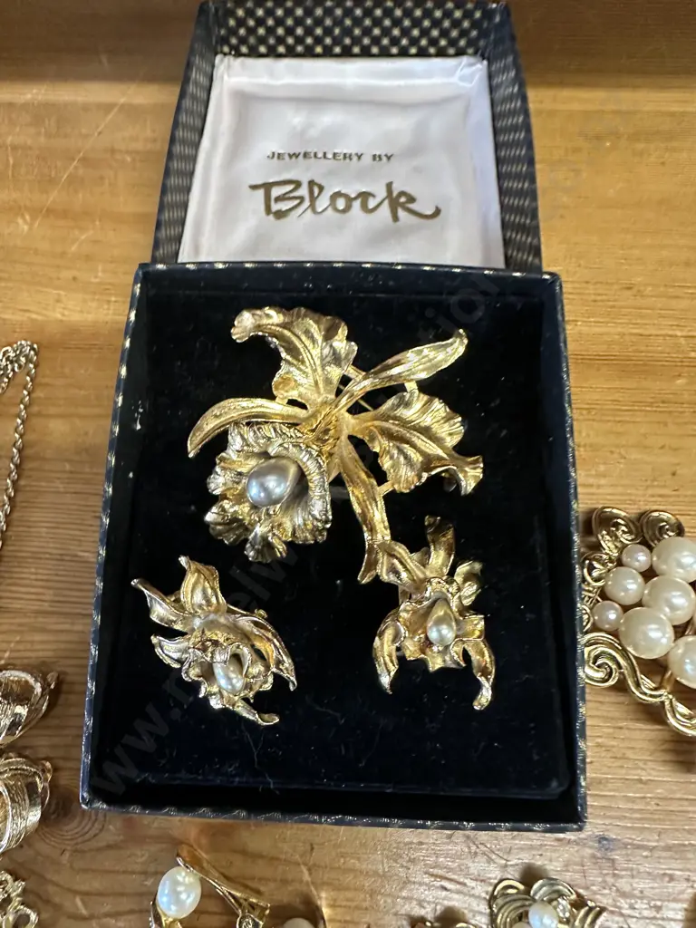 Selection Of Costume Jewellery Including Vintage Gold Tone Brooch, Earrings Etc Image 1++