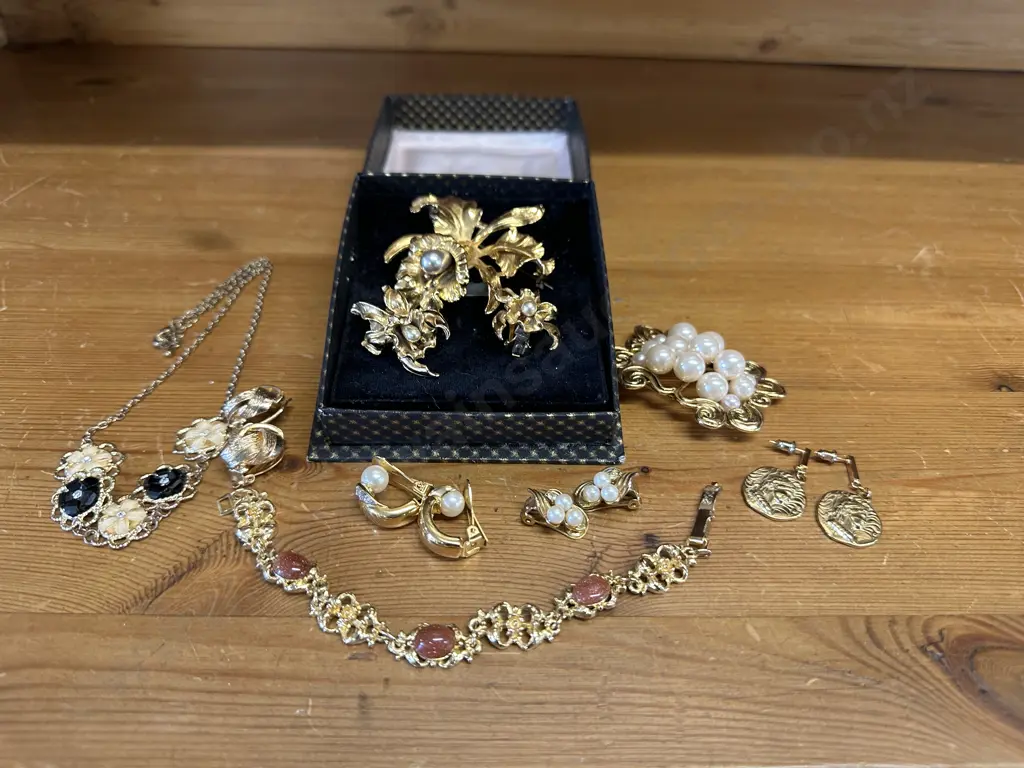 Selection Of Costume Jewellery Including Vintage Gold Tone Brooch, Earrings Etc Image 1++