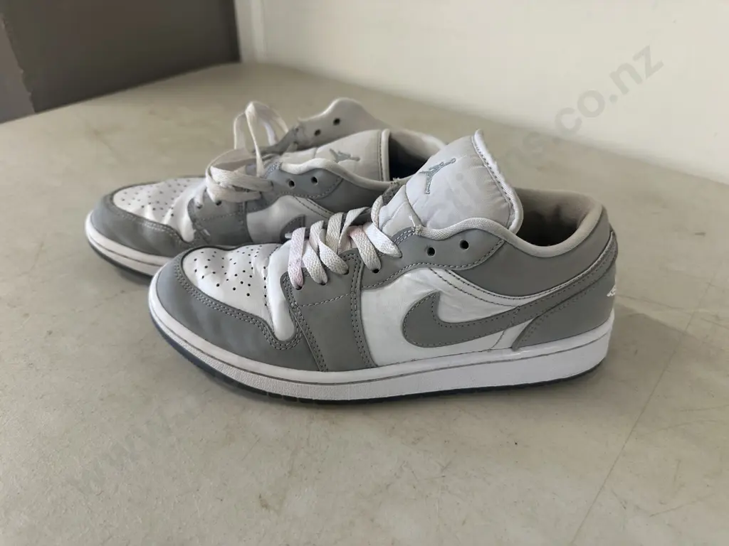 Pair Of Ladies Nike Shoes Size US8 Image 1++