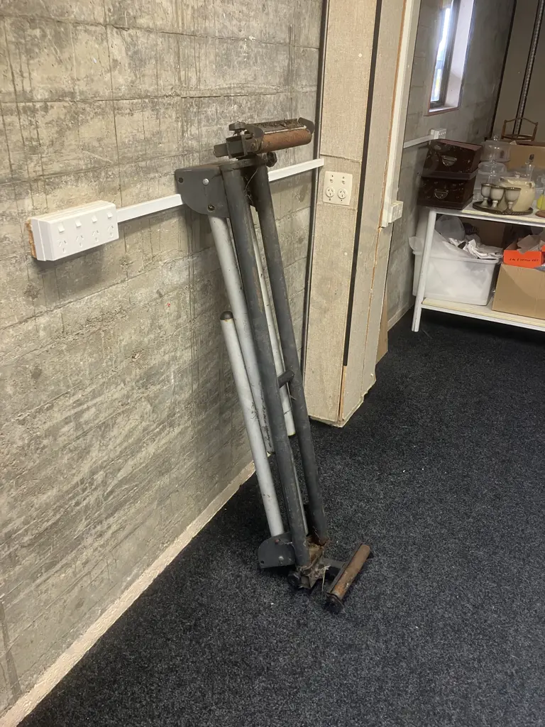 Hitachi Koki 1520W 255mm Compound Mitre Saw C10FCE2 With a Very Rusty Folding Mitre Saw Stand Image 1++