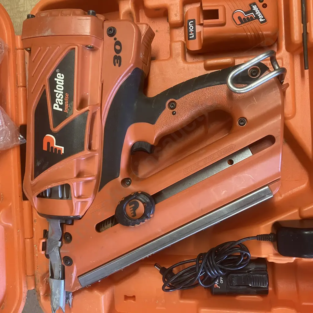 Paslode B20543 Impulse FrameMaster-Li 30 Degree Framing Nailer, 2 x Batteries, Charger, Manual, In Moulded Case Image 1++