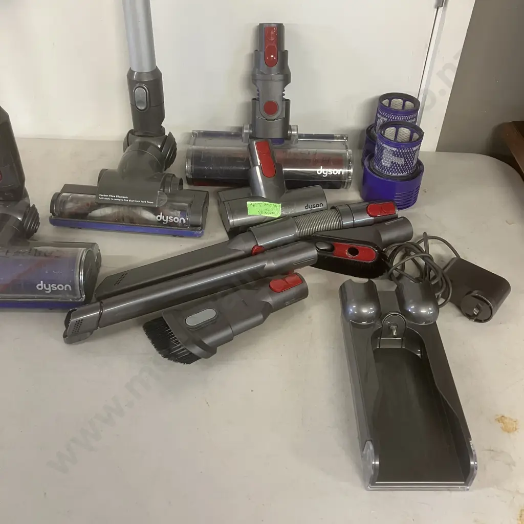 Dyson V10 (SV12) Cyclone Cordless Vacuum Cleaner with Accessories & Charging Dock Image 1++