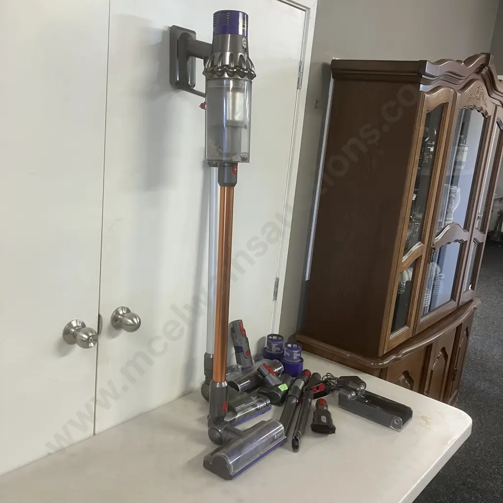 Dyson V10 (SV12) Cyclone Cordless Vacuum Cleaner with Accessories & Charging Dock Image 1++