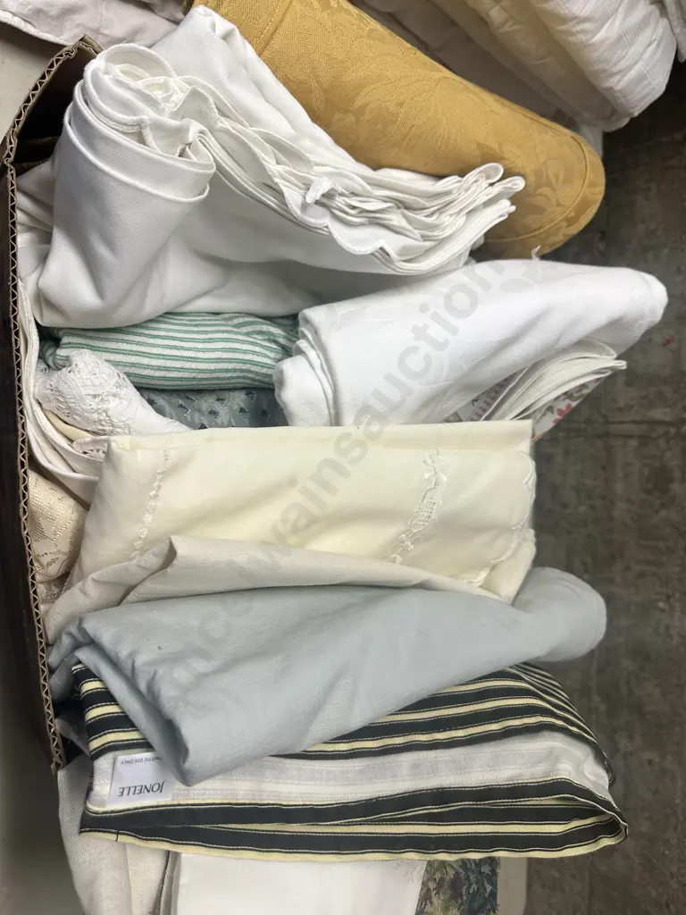 Assorted Linen Items Including Table Cloths, Placemats Etc Image 1++