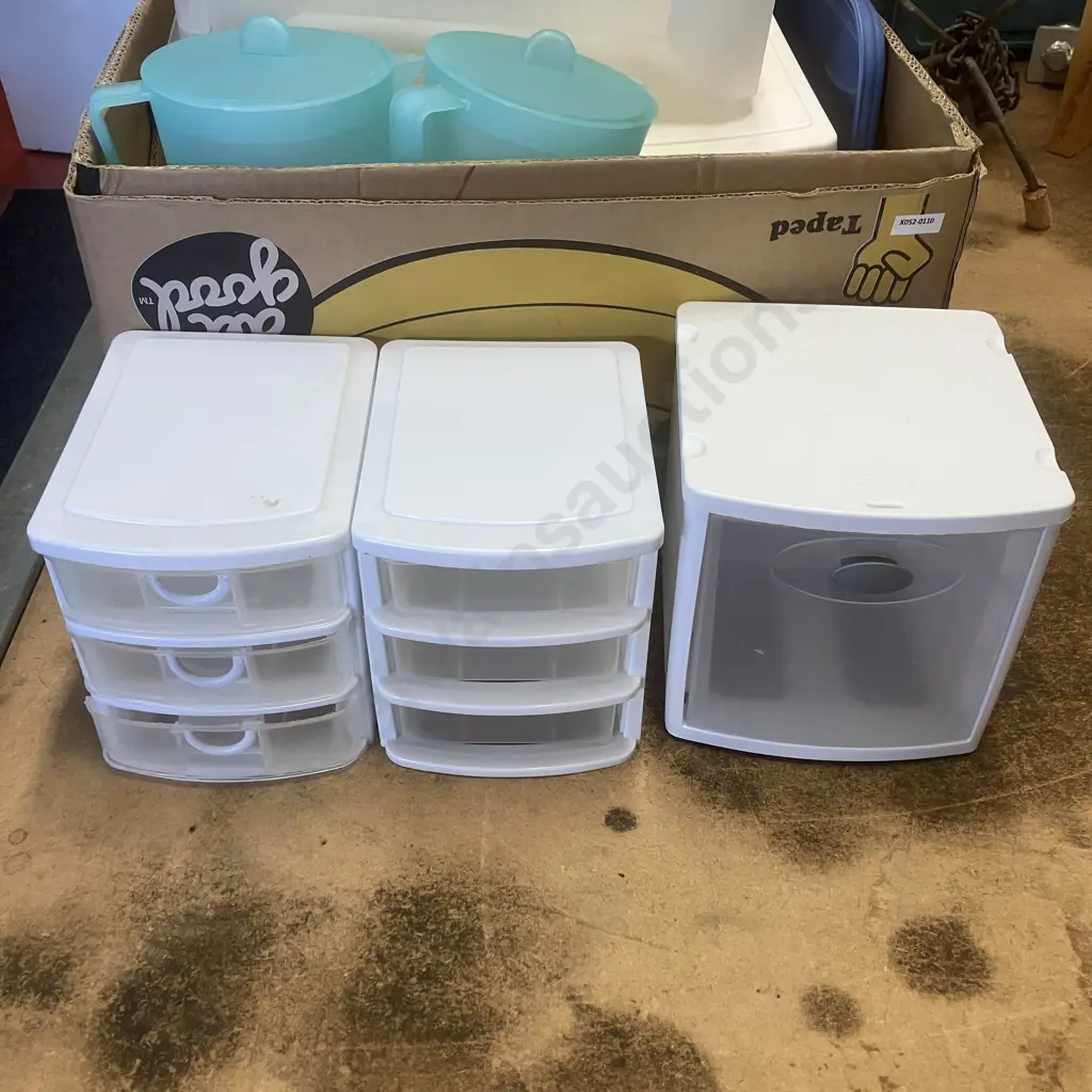 Box Lot Assorted Plasticware Image 1++