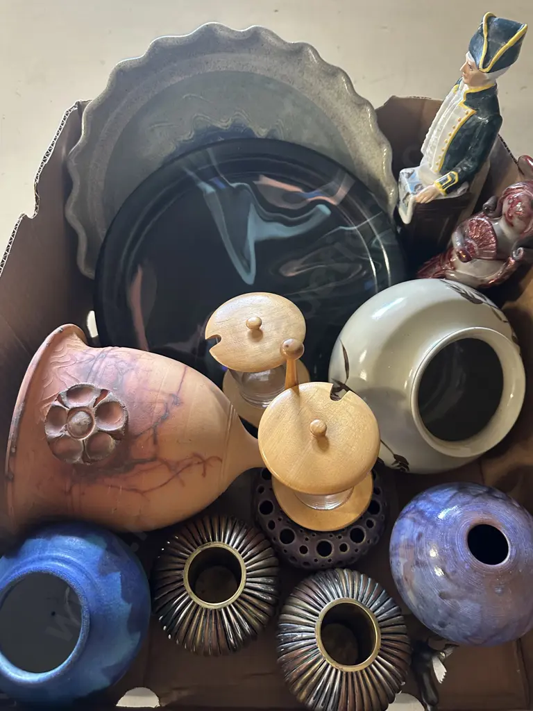 Assorted Pottery Items Image 1++