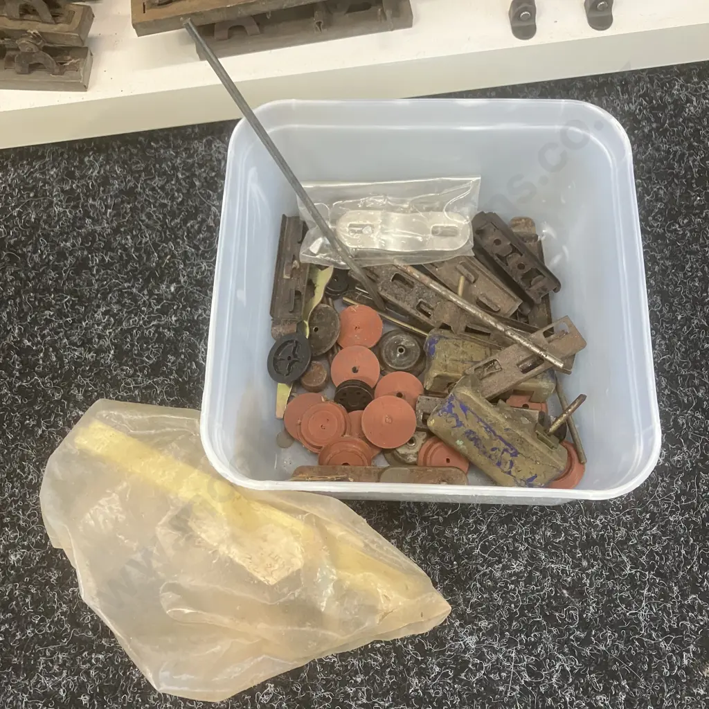 Hornby 1950s O Gauge Clockwork  No.101 'LNER 460' Green Tank Loco (Reversing) With Key,  Assorted Carriages & Rail Track Image 1++