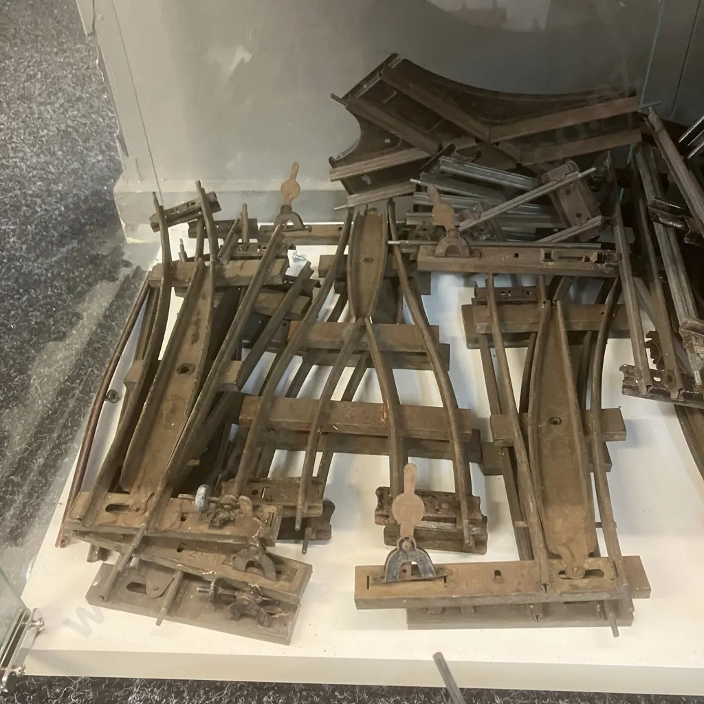 Hornby 1950s O Gauge Clockwork  No.101 'LNER 460' Green Tank Loco (Reversing) With Key,  Assorted Carriages & Rail Track Image 1++