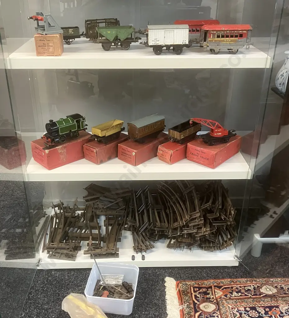 Hornby 1950s O Gauge Clockwork  No.101 'LNER 460' Green Tank Loco (Reversing) With Key,  Assorted Carriages & Rail Track Image 1++