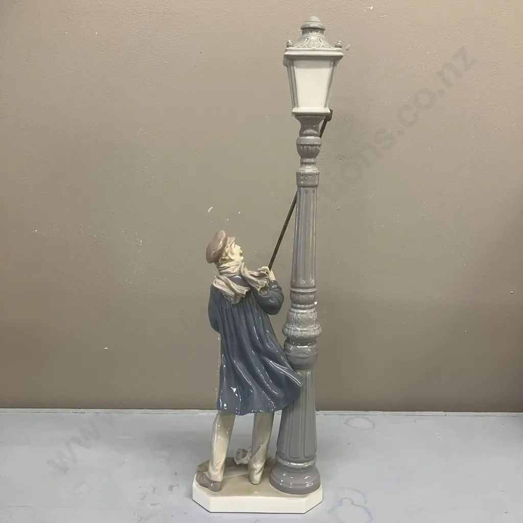 Lladro "The Lamplighter" Porcelain Figurine  #5205. H47cm Image 1++