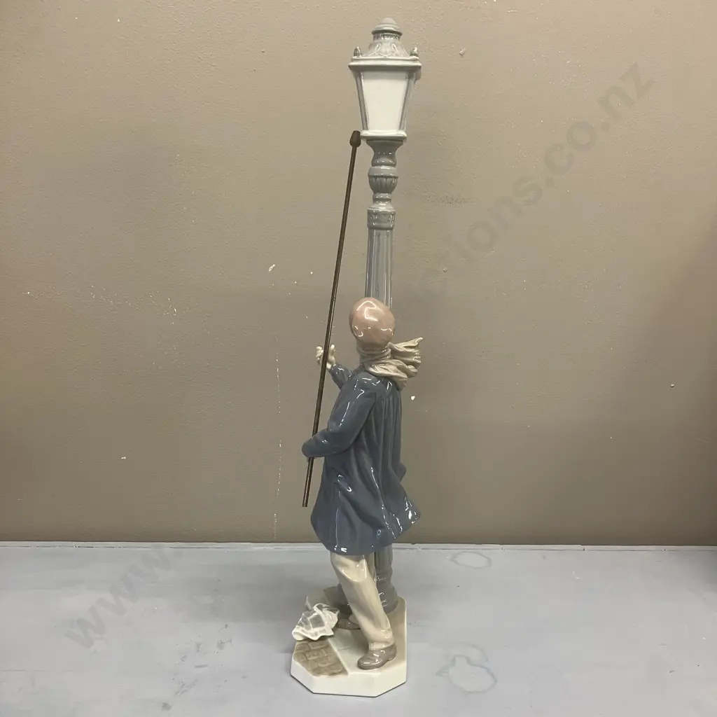 Lladro "The Lamplighter" Porcelain Figurine  #5205. H47cm Image 1++