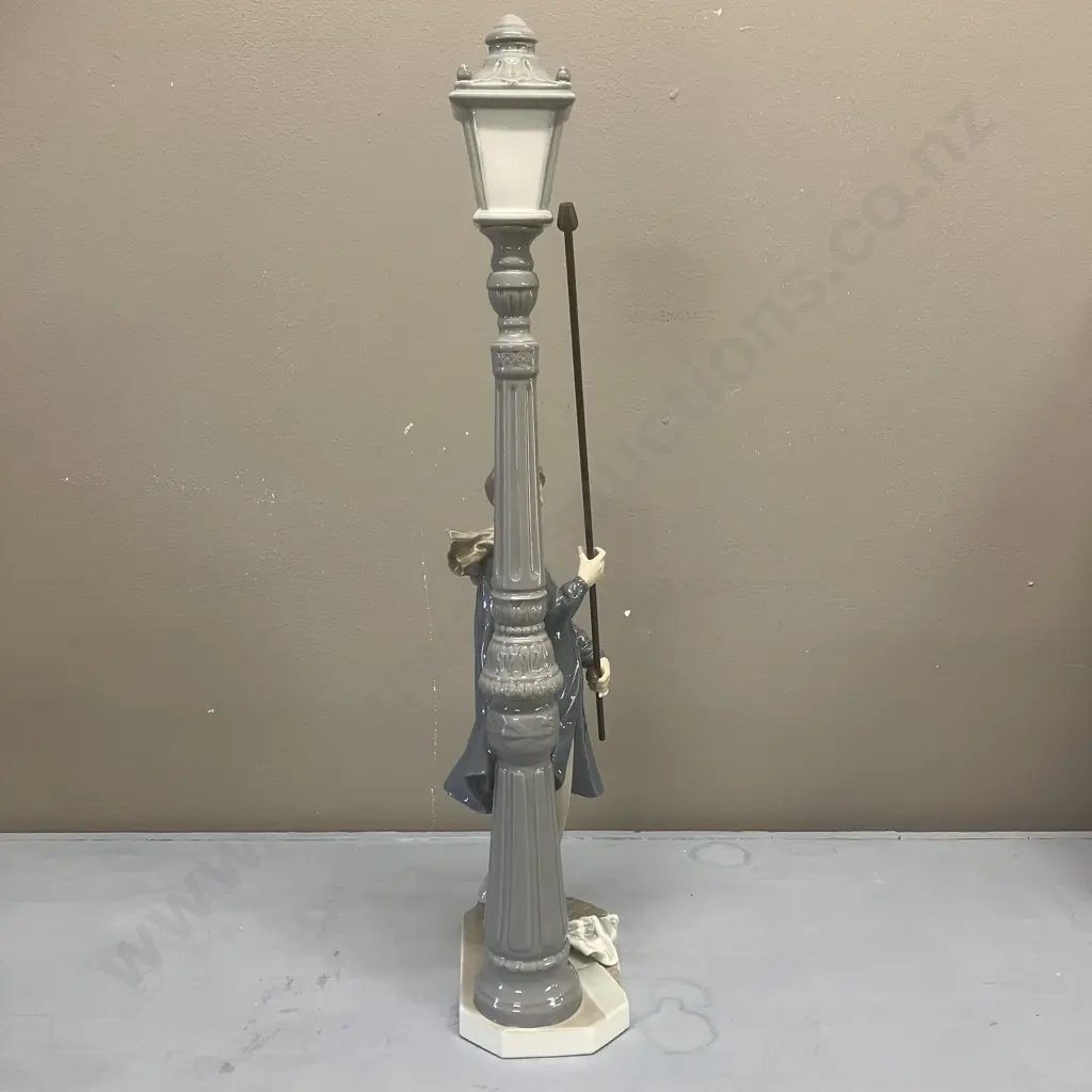 Lladro "The Lamplighter" Porcelain Figurine  #5205. H47cm Image 1++