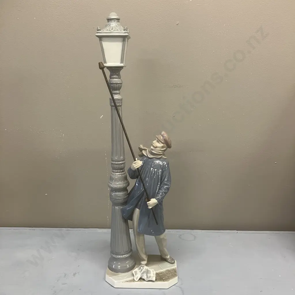 Lladro "The Lamplighter" Porcelain Figurine  #5205. H47cm Image 1++
