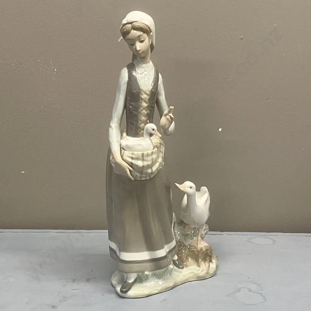 Lladro "Girl With Goose" Porcelain Figurine  #4815, Issued 1972 Retired 1991. H31.5cm Image 1++
