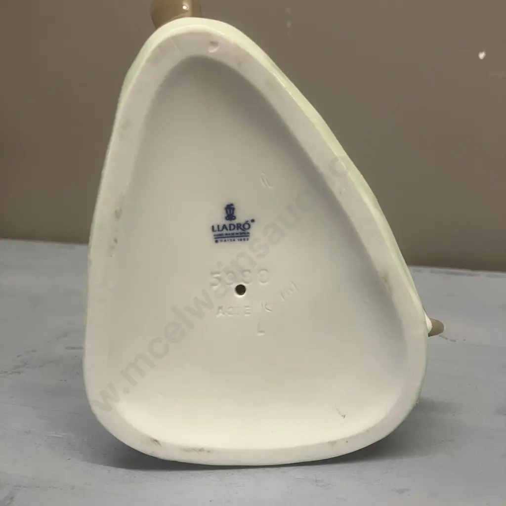 Lladro "Taking Time" Porcelain Figurine  #5988, Issued 1993 Retired 1998. 9 x 13cm Image 1++