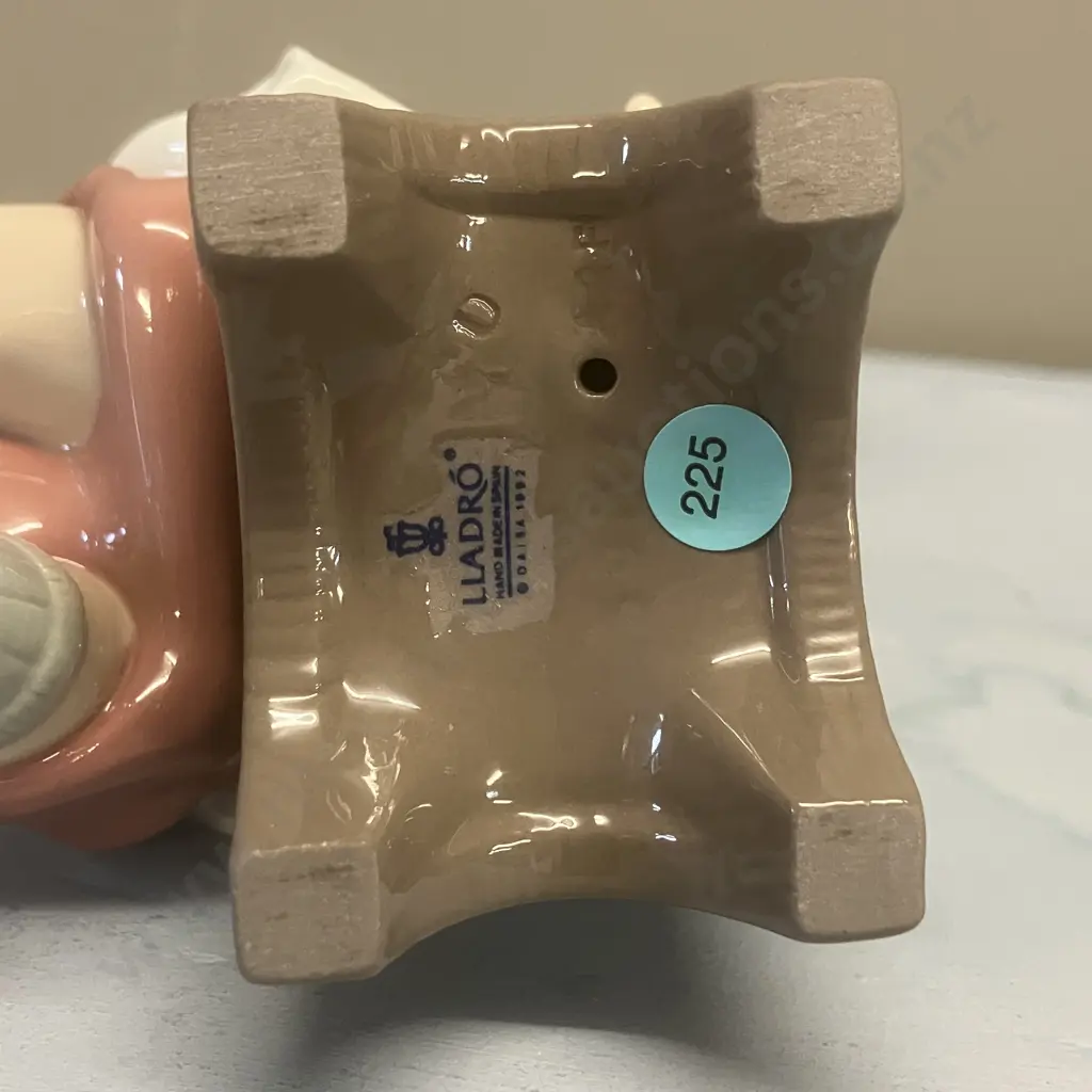 Lladro "Talk To Me" Porcelain Figurine  #5987, Issued 1993 Retired 1998. 13 x 12cm Image 1++