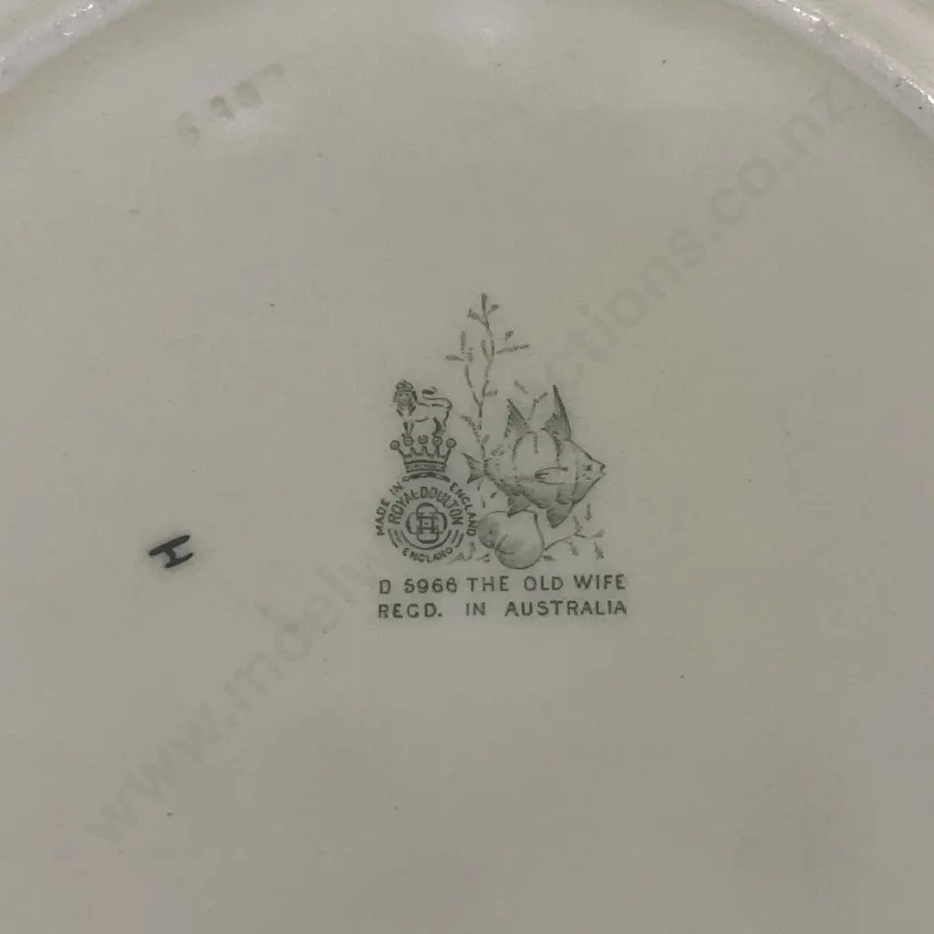 Lovely Royal Doulton Cabinet Plate Fish Series 'The Old Wife' Plate D5966 c1940 Image 1++