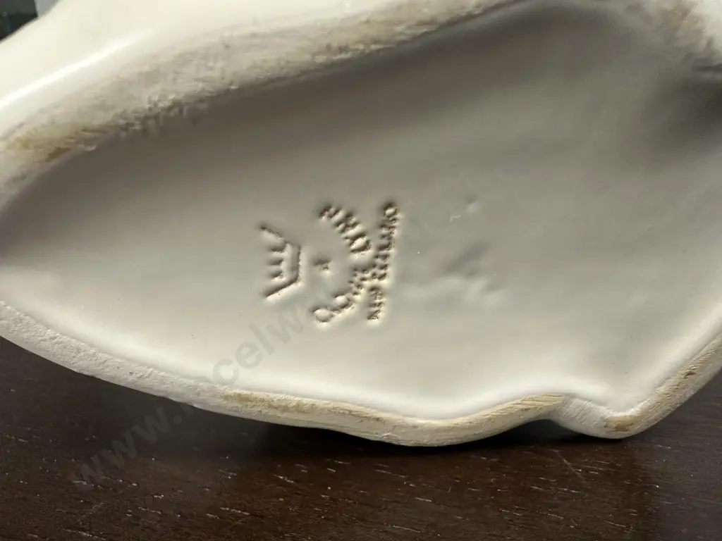 Small Cream Crown Lynn Swan (af) Image 1++