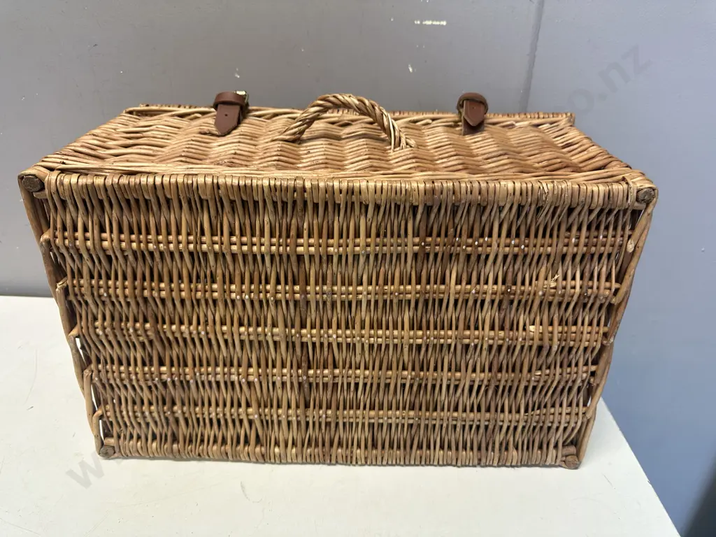 Cane Picnic Hamper/Basket Image 1++