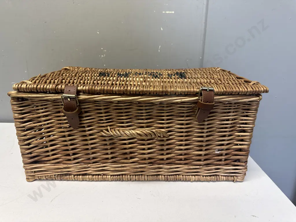 Cane Picnic Hamper/Basket Image 1++