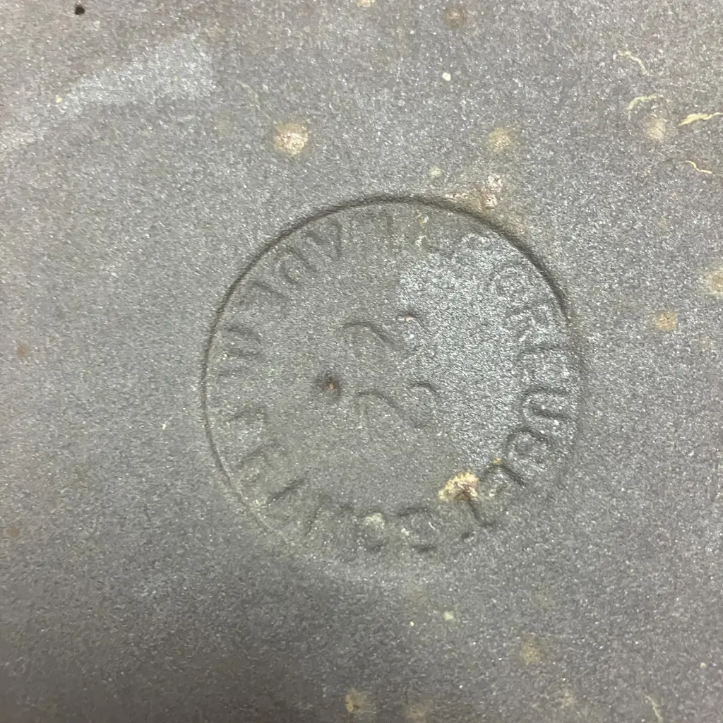 Le Creuset Cast Iron Saucepan with Round Iron Handle, Volcanic Flame, 22cm / 3.3L, France Image 1++