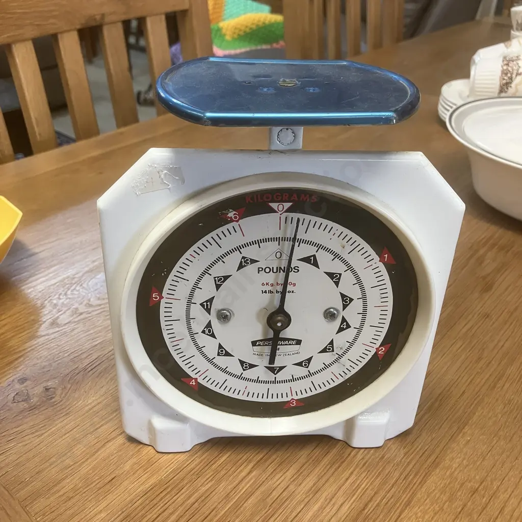 Vintage White PERSINWARE No. 714 Household Scales With Yellow Weighing Pan -  Made In New Zealand Image 1++