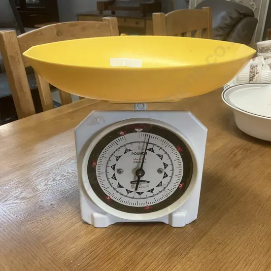Vintage White PERSINWARE No. 714 Household Scales With Yellow Weighing Pan -  Made In New Zealand