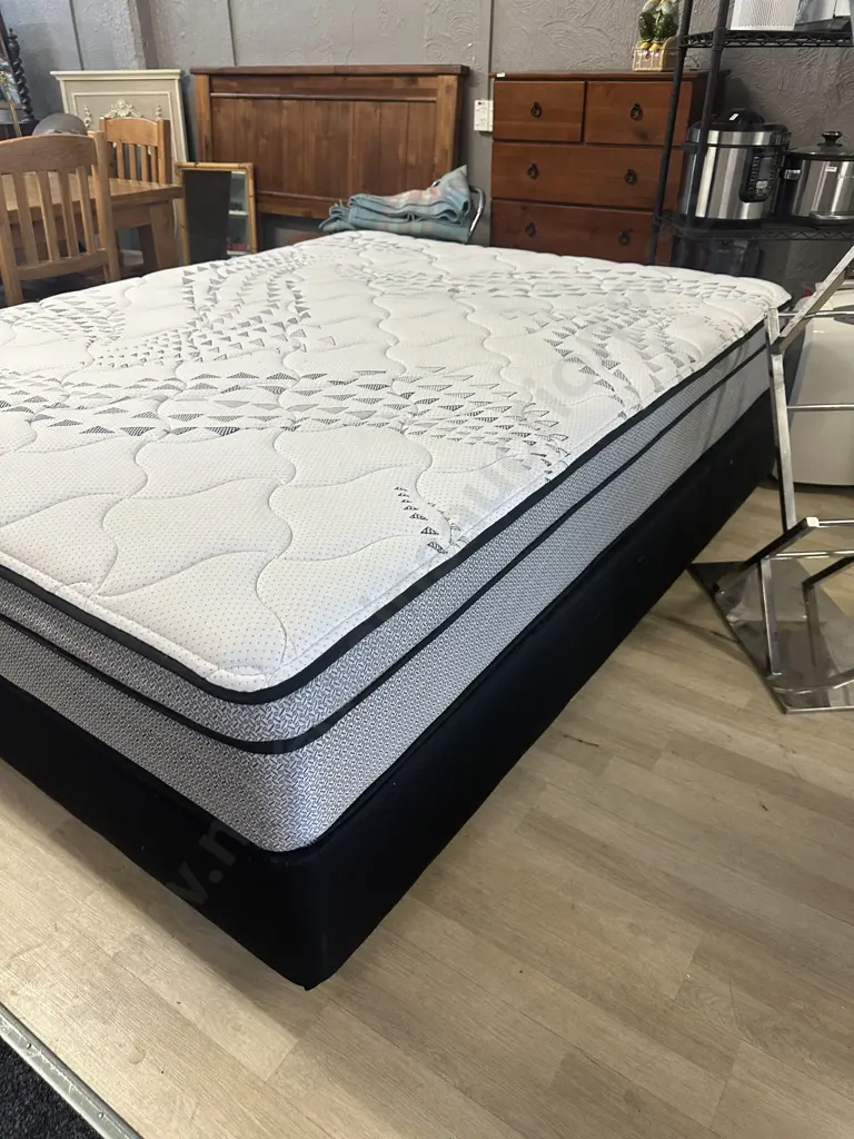 Sealy Correct Comfort Serene Plush Queen Size Mattress & Base. 150 x 203cm Image 1++