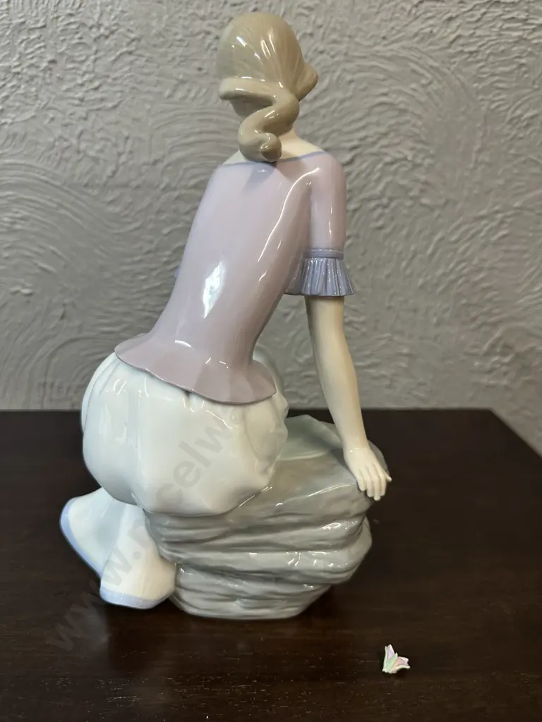 Nao Figurine Spring Reflections Damage to Flower  Image 1++