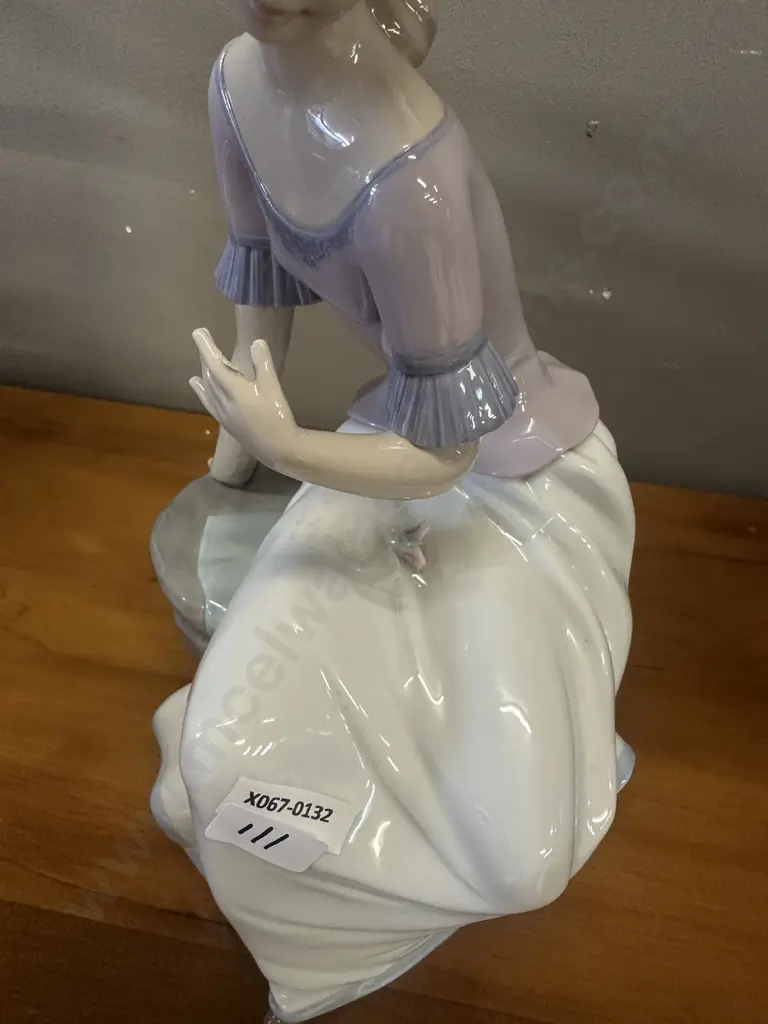 Nao Figurine Spring Reflections Damage to Flower  Image 1++