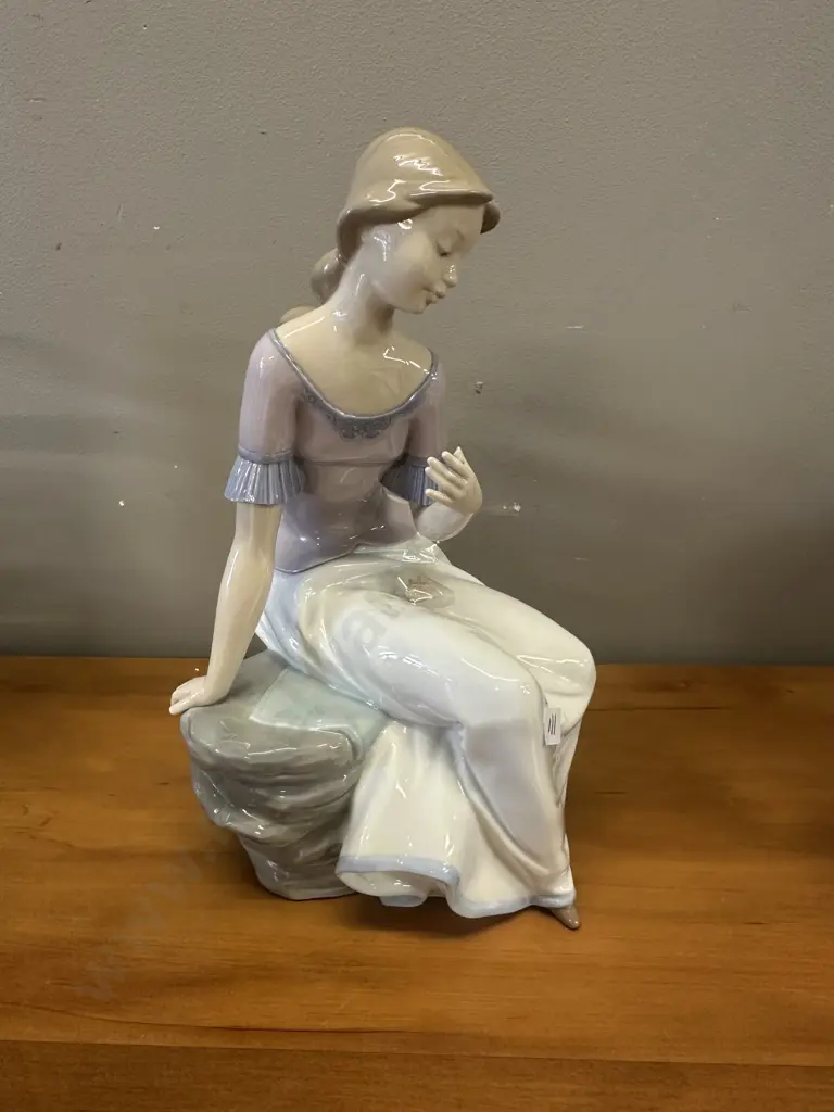 Nao Figurine Spring Reflections Damage to Flower  Image 1++