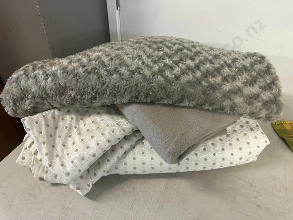 King Size Duvet Cover, Pillowcases & Throws Image 1++