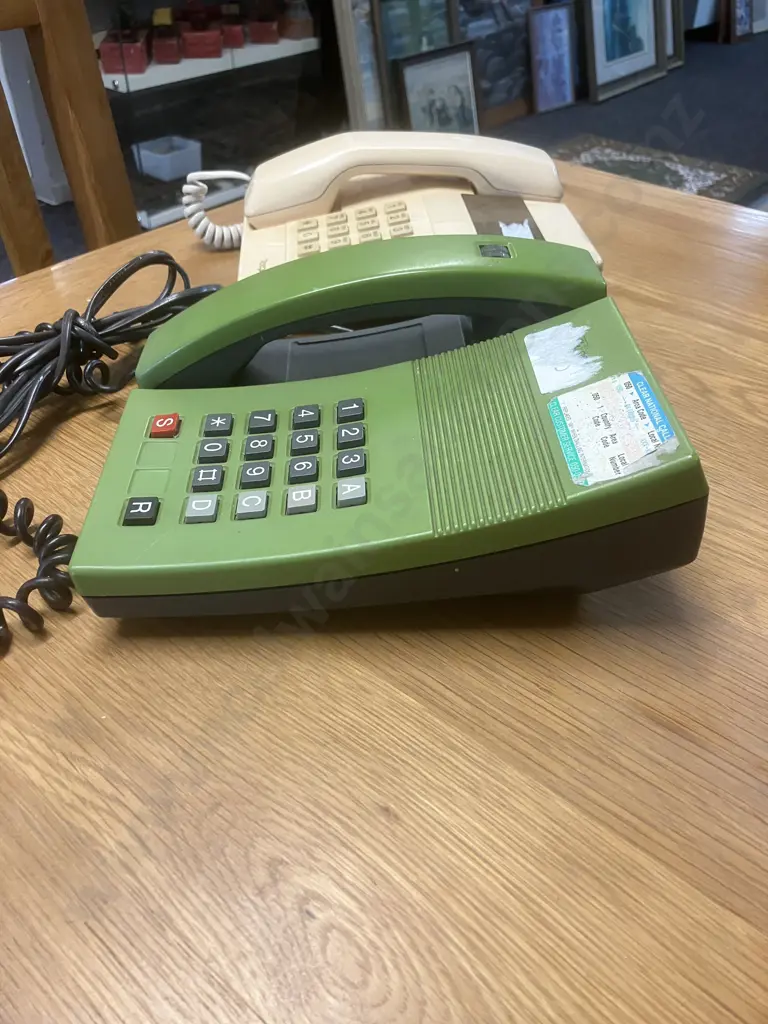 Green Standard Electric Kirk “Digitel 2000” (DK8700) Telephone Designed by Jacob Jensen for Kirk AS of Horsens, Denmark Image 1++