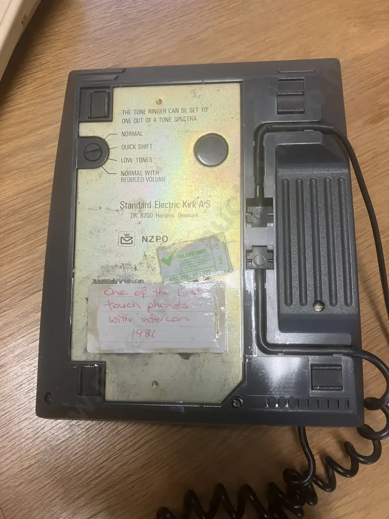 Green Standard Electric Kirk “Digitel 2000” (DK8700) Telephone Designed by Jacob Jensen for Kirk AS of Horsens, Denmark Image 1++