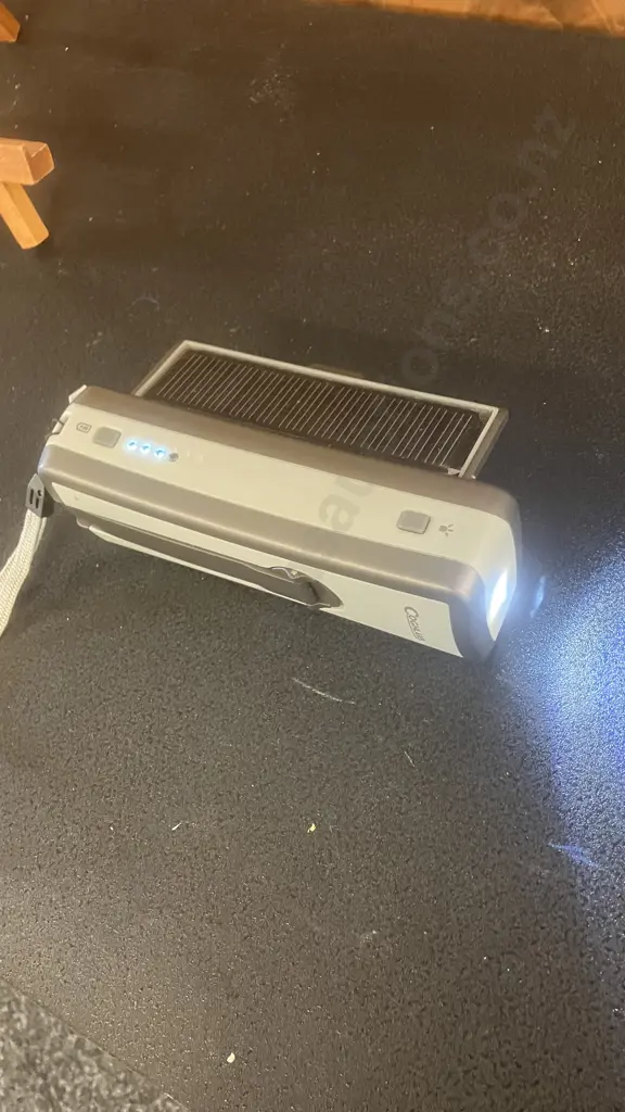 Coghlans Power Bank 6000 mAh Solar/USB/Crank Image 1++