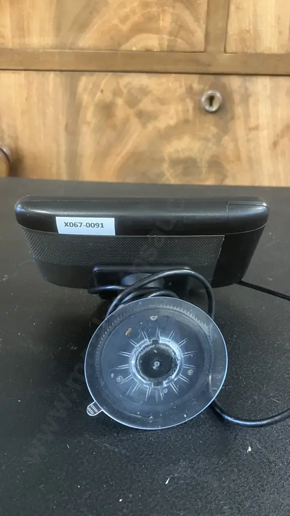 TomTom GO Model 4CQ02 With Windscreen Mount Image 1++