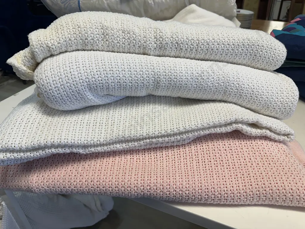 Selection Of Vintage Cotton Blankets Pink/ White Tones Image 1++