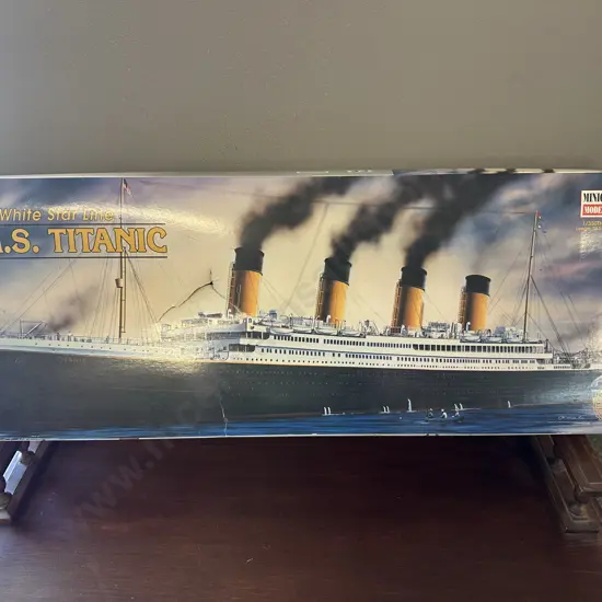 1=350 Scale White Stalrine R.M>S. Titanic Mini Craft Model Kit (Started)