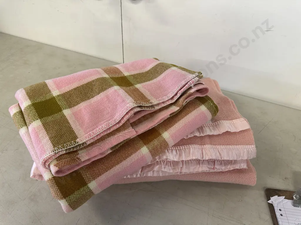  Small Vintage Blankets x2 Pink/Green  Image 1++