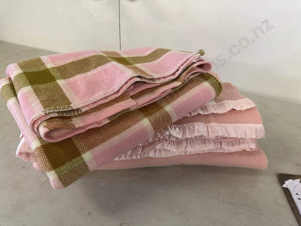  Small Vintage Blankets x2 Pink/Green  Image 1++