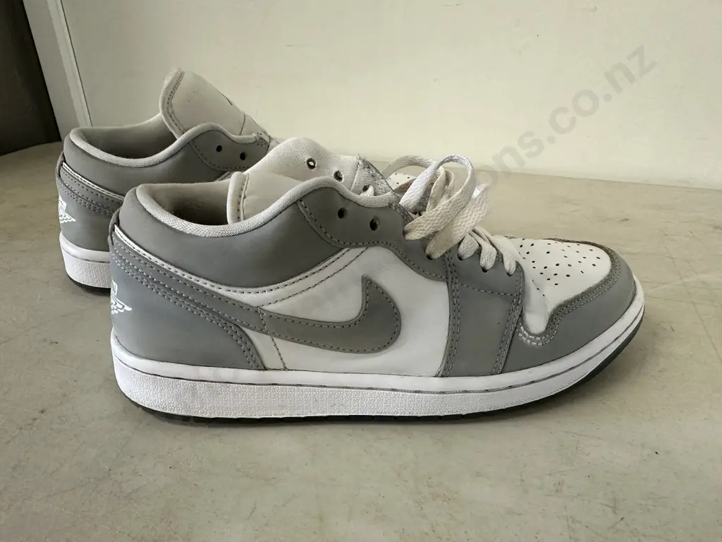 Pair Of Ladies Nike Shoes Size US8 Image 1++