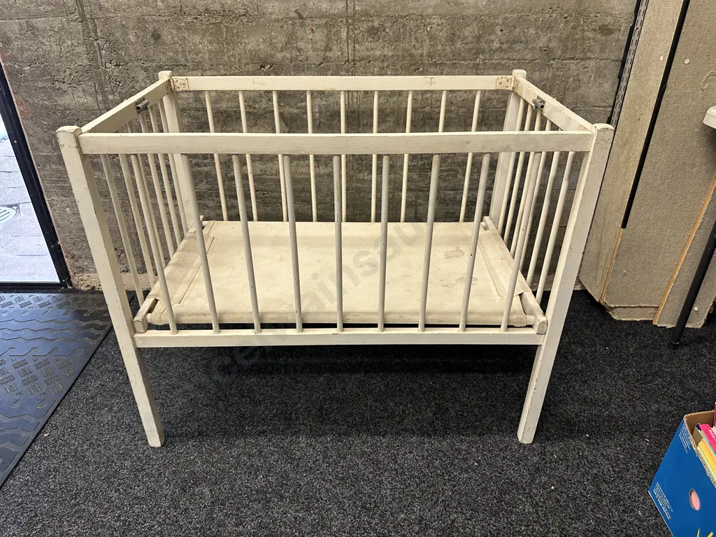 Vintage Cream Fold-Up Babies/Doll Cot Image 1++