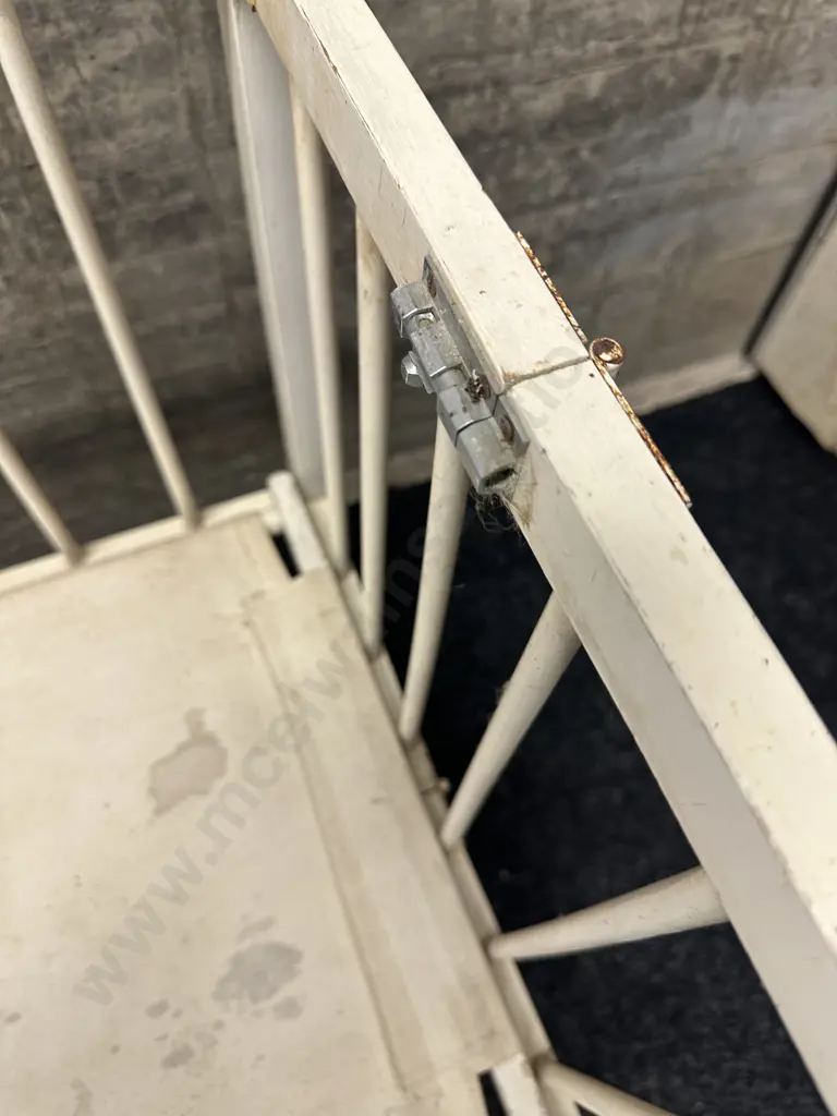 Vintage Cream Fold-Up Babies/Doll Cot Image 1++