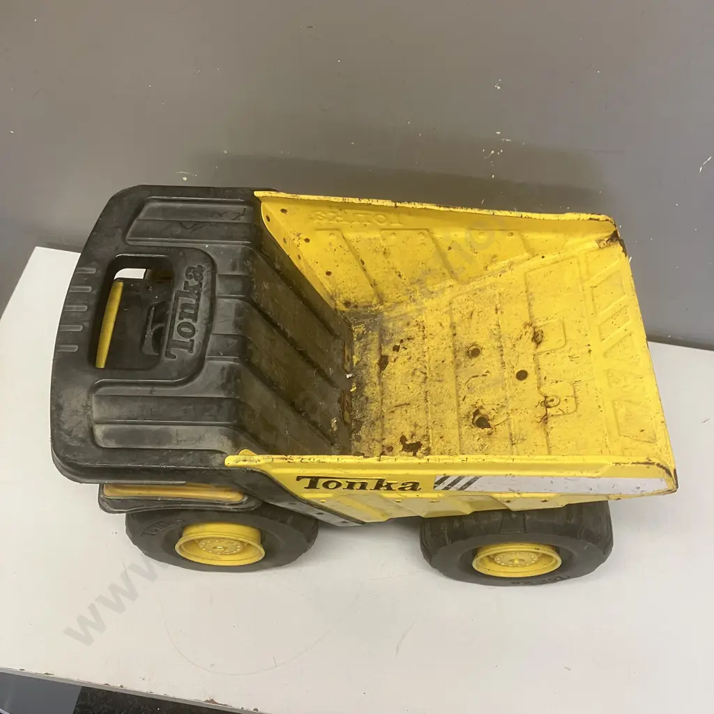 Tonka Steel Classics Toughest Mighty Dump Truck. 29 x 49cm Image 1++